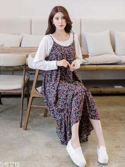 吊带碎花裙配什么上衣？打造乖乖女形象