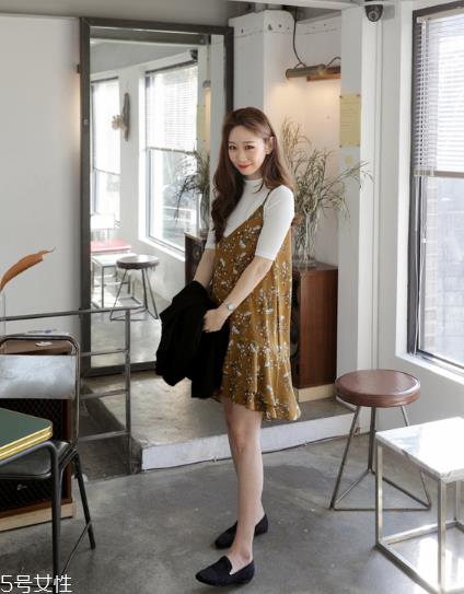 吊带碎花裙配什么上衣？打造乖乖女形象