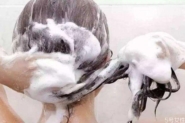 头发为什么总爱出油 头发油洗头要注意什么