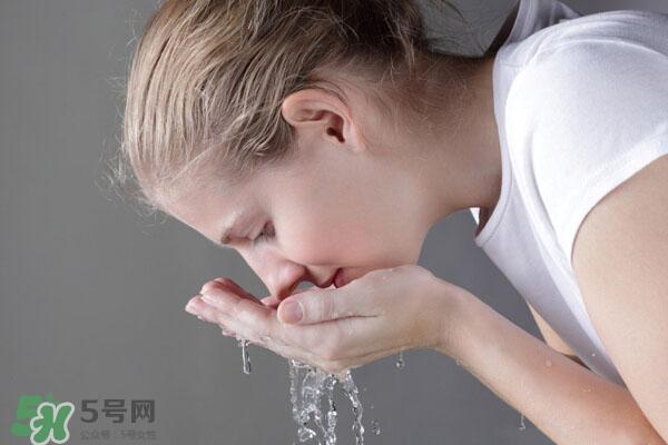 盐水洗脸有什么好处?盐水洗脸有什么坏处?