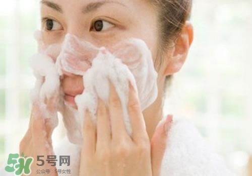 盐水洗脸有什么好处?盐水洗脸有什么坏处?