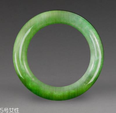 玉手镯取不下来怎么办？小妙招轻松取下玉手镯