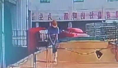 ​青岛啤酒工人在原料仓内小便，网友：这一尿市值上亿，跌停没跑了