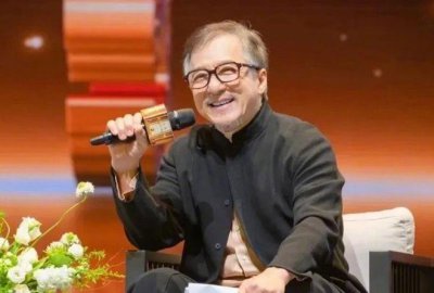 ​刘浩存、娜扎等晒照祝成龙70岁生日快乐
