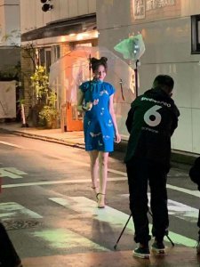 ​迪丽热巴旗袍装秀长腿身材婀娜 扎双丸子头俏皮可爱
