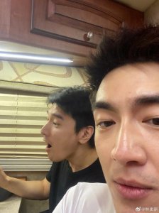 ​赵又廷探班林更新 被吐槽：丑就不要来探班