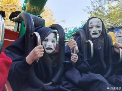 ​包贝尔包饺子cos无脸男后续！父女二人逛公园无人给糖