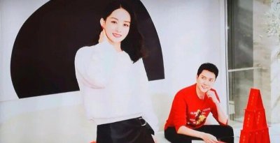 ​赵丽颖冯绍峰同框海报 二叔望妻眼深情甜蜜