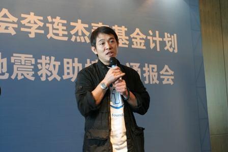 李连杰笑谈“被死亡”，虽然目前还能行走，但医生曾给出2种选择