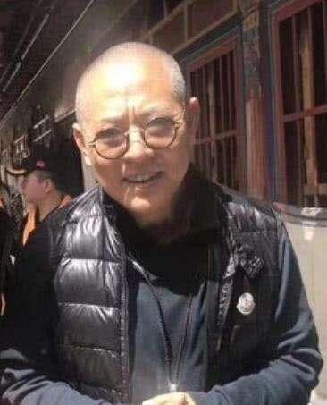 李连杰笑谈“被死亡”，虽然目前还能行走，但医生曾给出2种选择