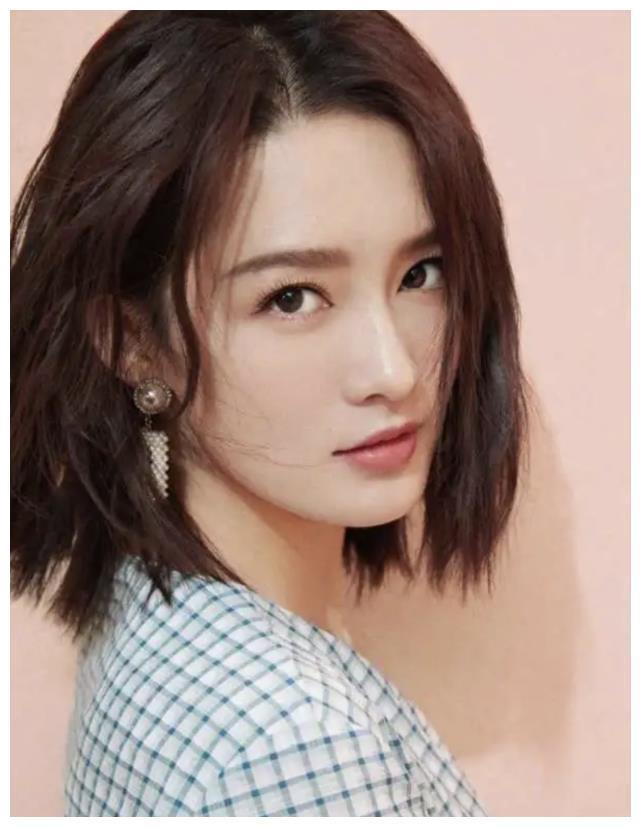 李沁微博晒最新写真，如同阳光下的雏菊，一袭长裙娴静淡雅