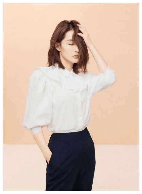 李沁微博晒最新写真，如同阳光下的雏菊，一袭长裙娴静淡雅