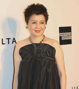 ​她出身贫困，13岁外出打拼，不到30嫁赌王成四太，如今身价上百亿