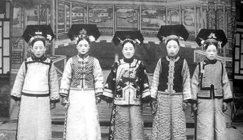 《甄嬛传》中各个妃子貌美如花，但是古代妃子真实照片却能亮瞎眼