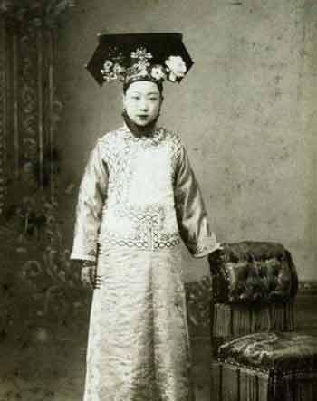 《甄嬛传》中各个妃子貌美如花，但是古代妃子真实照片却能亮瞎眼