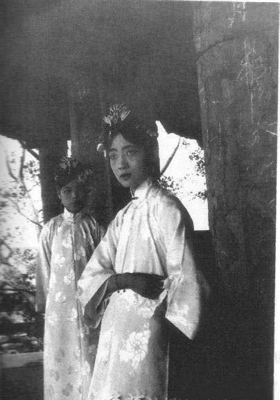 《甄嬛传》中各个妃子貌美如花，但是古代妃子真实照片却能亮瞎眼