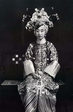 《甄嬛传》中各个妃子貌美如花，但是古代妃子真实照片却能亮瞎眼