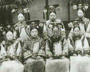 《甄嬛传》中各个妃子貌美如花，但是古代妃子真实照片却能亮瞎眼