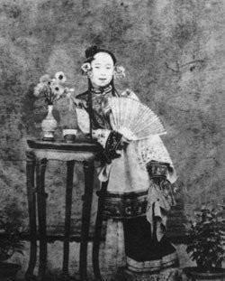 《甄嬛传》中各个妃子貌美如花，但是古代妃子真实照片却能亮瞎眼