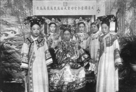 《甄嬛传》中各个妃子貌美如花，但是古代妃子真实照片却能亮瞎眼