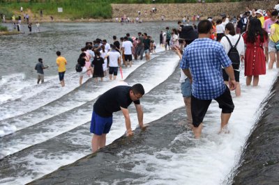 ​夏天玩水倍受青睐，新昌网红阶梯瀑布成阶梯人流瀑布