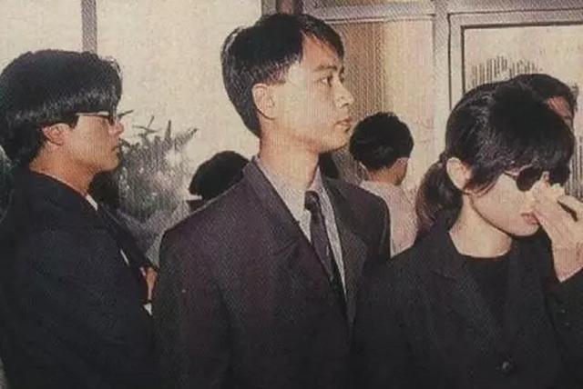 1993年7月黄家驹的葬礼有他一生挚爱的物品陪伴，足矣！
