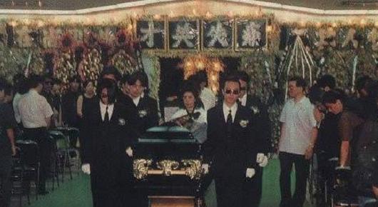 1993年7月黄家驹的葬礼有他一生挚爱的物品陪伴，足矣！