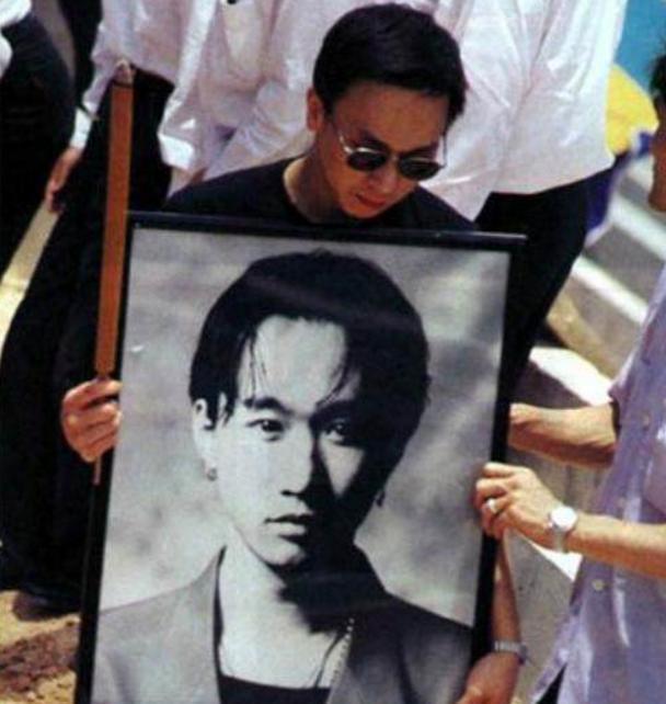 1993年7月黄家驹的葬礼有他一生挚爱的物品陪伴，足矣！