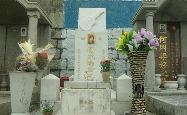 1993年7月黄家驹的葬礼有他一生挚爱的物品陪伴，足矣！