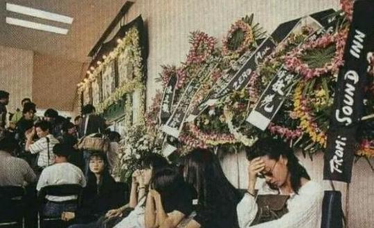1993年7月黄家驹的葬礼有他一生挚爱的物品陪伴，足矣！