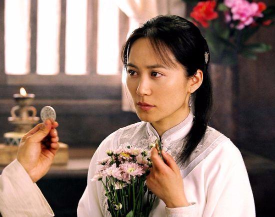 与俞飞鸿似双胞胎，演坏女人深入人心，名字像男人气质也很潇洒