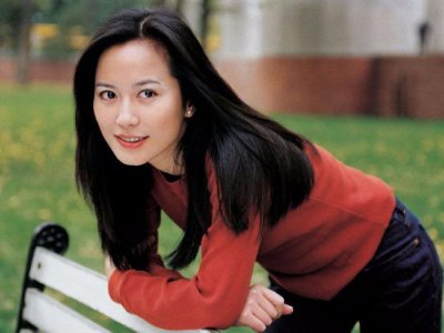 ​与俞飞鸿似双胞胎，演坏女人深入人心，名字像男人气质也很潇洒