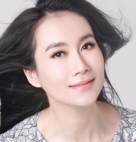 与俞飞鸿似双胞胎，演坏女人深入人心，名字像男人气质也很潇洒