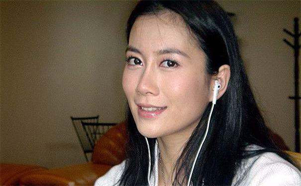 与俞飞鸿似双胞胎，演坏女人深入人心，名字像男人气质也很潇洒
