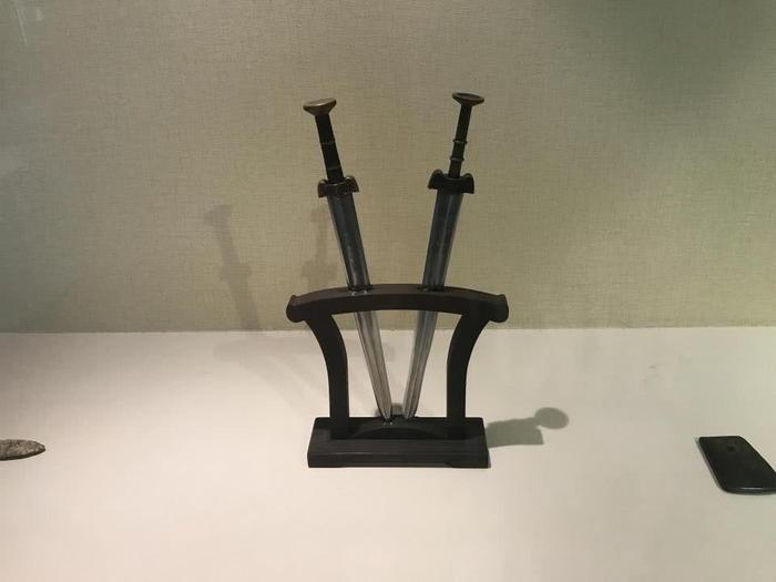 中国十大古代名剑排行，轩辕剑、赤霄剑、鱼肠剑等，你知道几个？