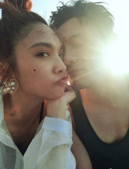 李荣浩成功求婚杨丞琳，两人同时秀恩爱，手上的大钻戒成亮点