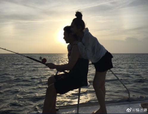 李荣浩成功求婚杨丞琳，两人同时秀恩爱，手上的大钻戒成亮点