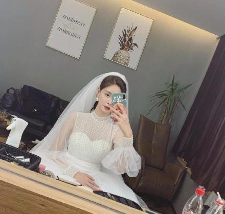 沈梦辰穿婚纱晒照工作室却否认结婚，被网友质疑“炒作”