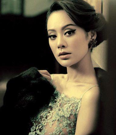她47岁美貌惊艳，嫁国外15年后却离婚，儿子被称为最丑混血儿