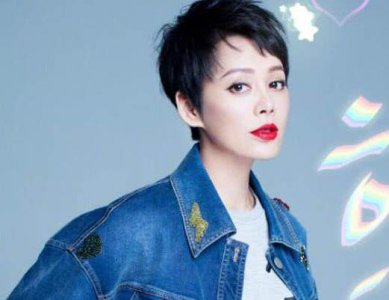 ​她47岁美貌惊艳，嫁国外15年后却离婚，儿子被称为最丑混血儿