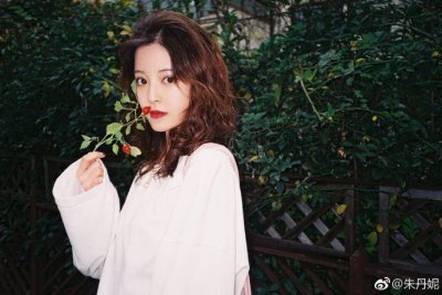 ​坏女人“唐小米”素颜出镜，真实肤色曝光，现实中的她...