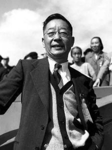 ​1966年8月，老舍的妻子揭发丈夫婚内出轨，老舍自杀后……