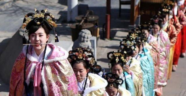 古代老皇帝驾崩后，小皇帝如何对待后宫小妈们，有种方式很残忍