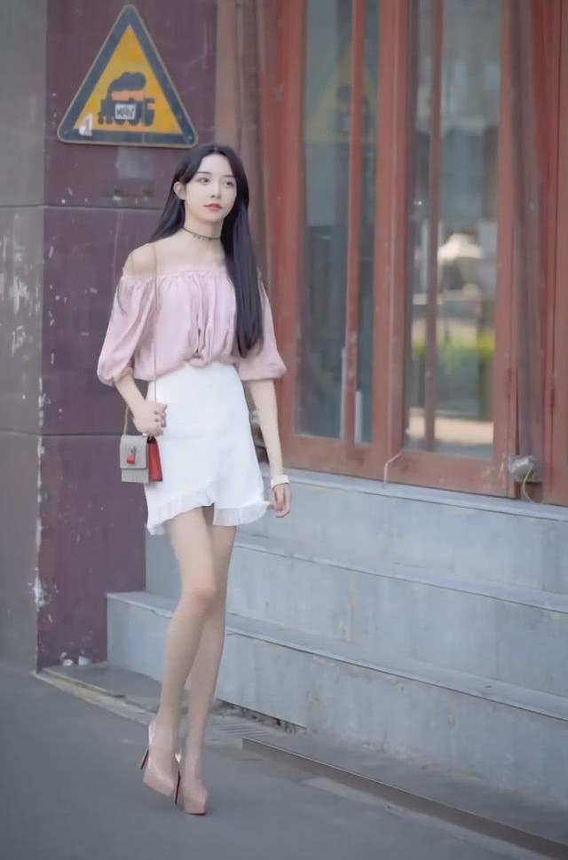 女装大佬艾比绝了，踩10cm“砖头鞋”，凹出筷子腿女生都羡慕