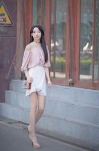 ​女装大佬艾比绝了，踩10cm“砖头鞋”，凹出筷子腿女生都羡慕