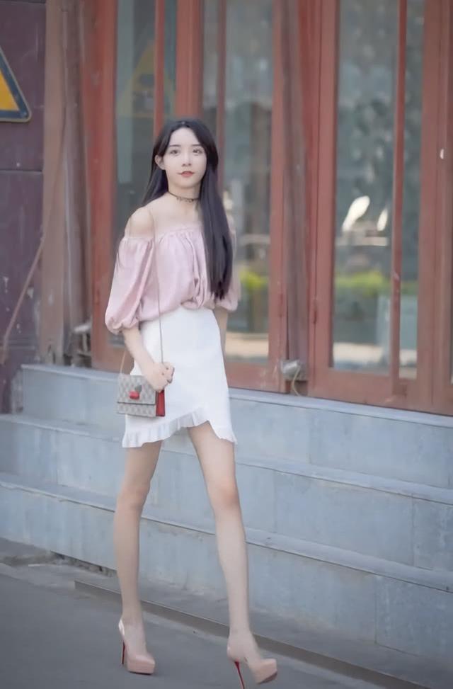 女装大佬艾比绝了，踩10cm“砖头鞋”，凹出筷子腿女生都羡慕