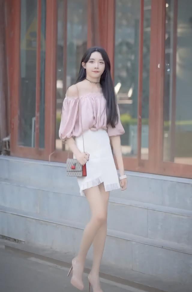 女装大佬艾比绝了，踩10cm“砖头鞋”，凹出筷子腿女生都羡慕
