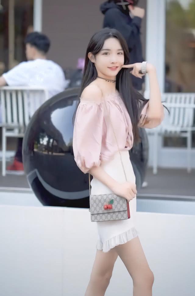 女装大佬艾比绝了，踩10cm“砖头鞋”，凹出筷子腿女生都羡慕