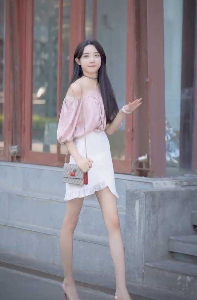女装大佬艾比绝了，踩10cm“砖头鞋”，凹出筷子腿女生都羡慕
