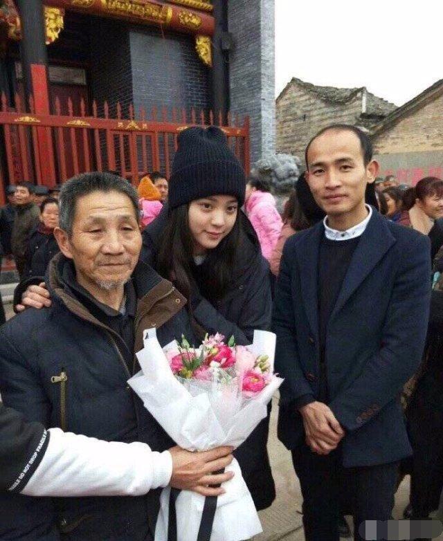 欧阳娜娜回老家祭祖, 乡民用充气门、条幅的方式欢迎, 有必要吗?